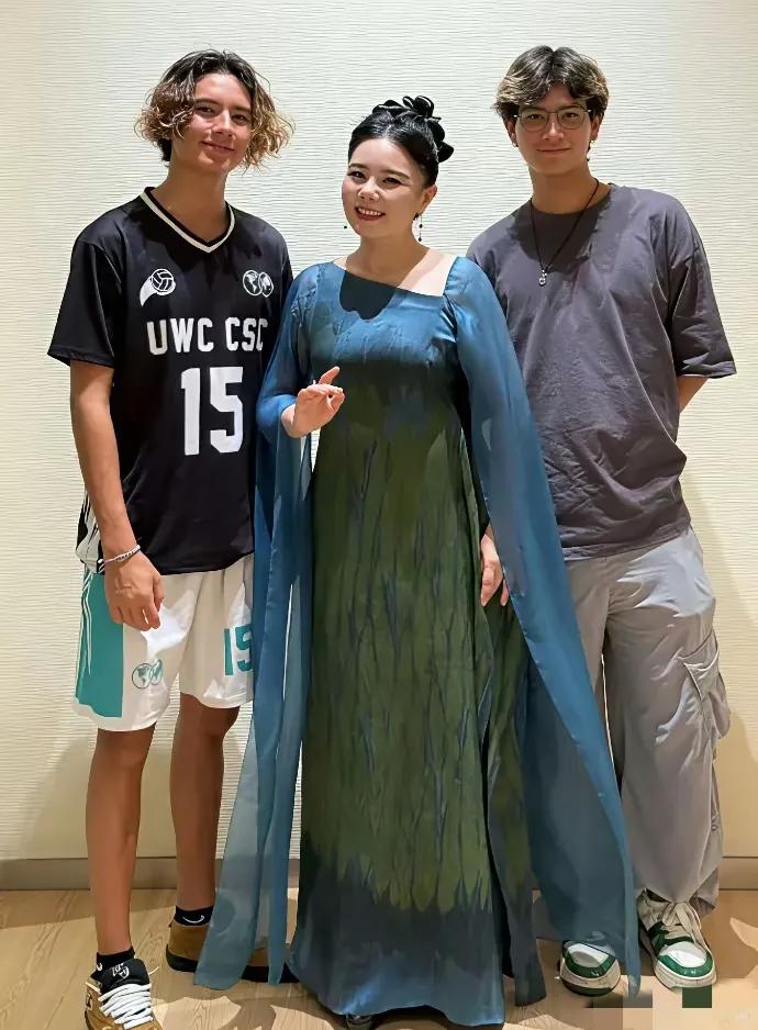 这两个儿子就是龚琳娜最大的底气。
龚琳娜和老罗生的这两个儿子，又高又帅，而且还都