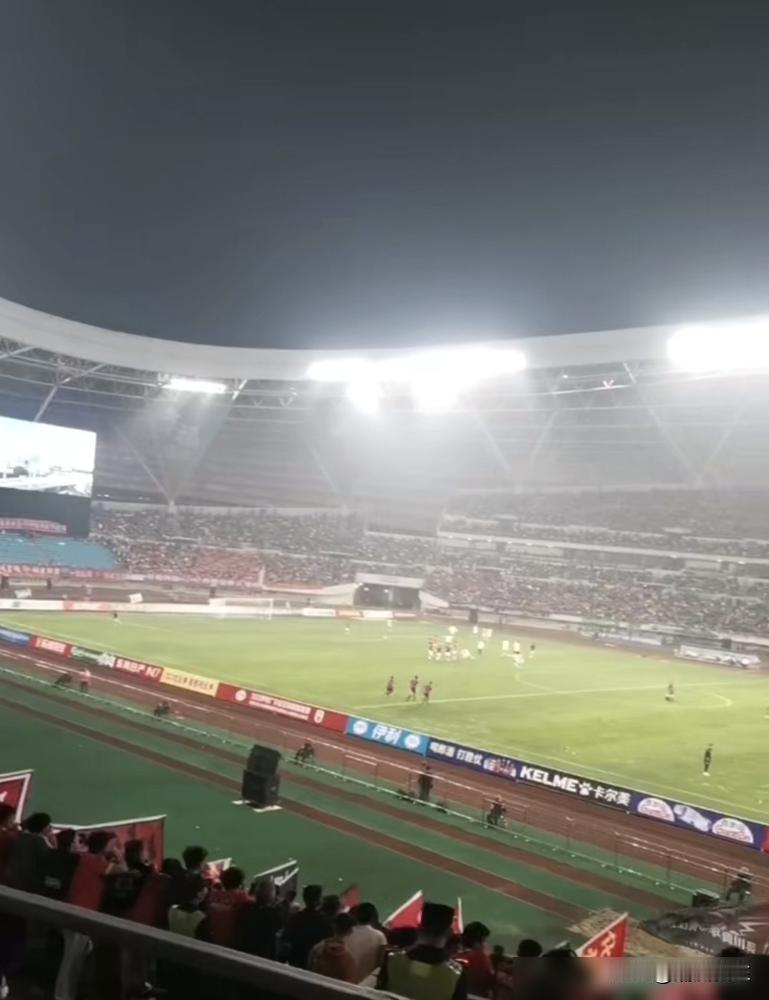 看着吴川青年队的主场火得一塌糊涂，
有些人的算盘珠子，立马就拨得震天响。
张