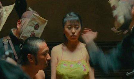 2010年，姜文拍摄《让子弹飞》时，有一场戏没有女演员乐意演，姜文就对23岁的小