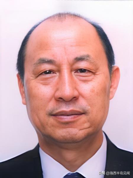 他20岁是铜官山铜矿工人，47岁任铜陵市委书记，55岁任安徽省省委书记，主政期间