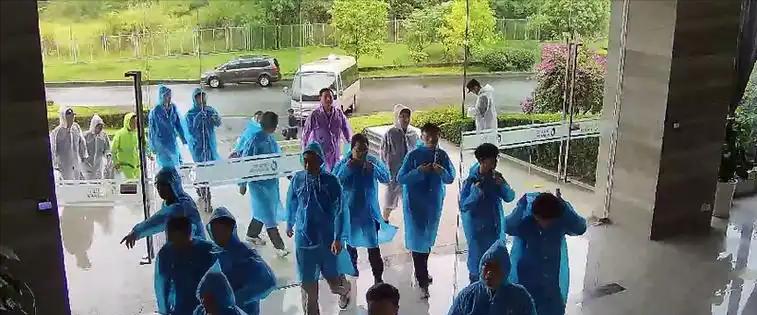 一家上市公司，带着多人进入一家芯片企业办公室，拿走了公章、合同章和法人签名章，听