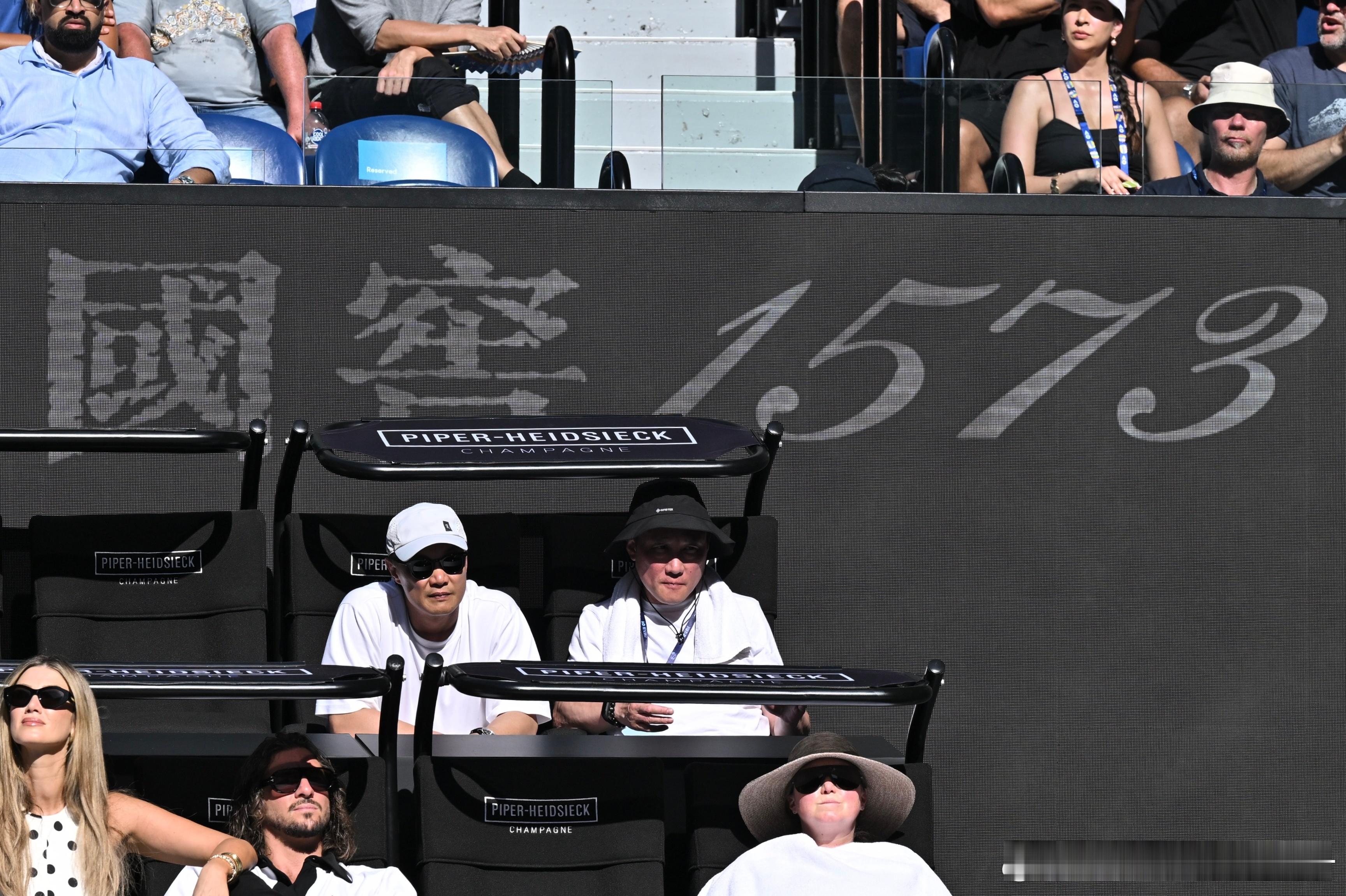 陈奕迅观战澳网作为资深网球迷陈奕迅在现场观看阿尔卡拉斯和兹维列夫的比赛澳网202