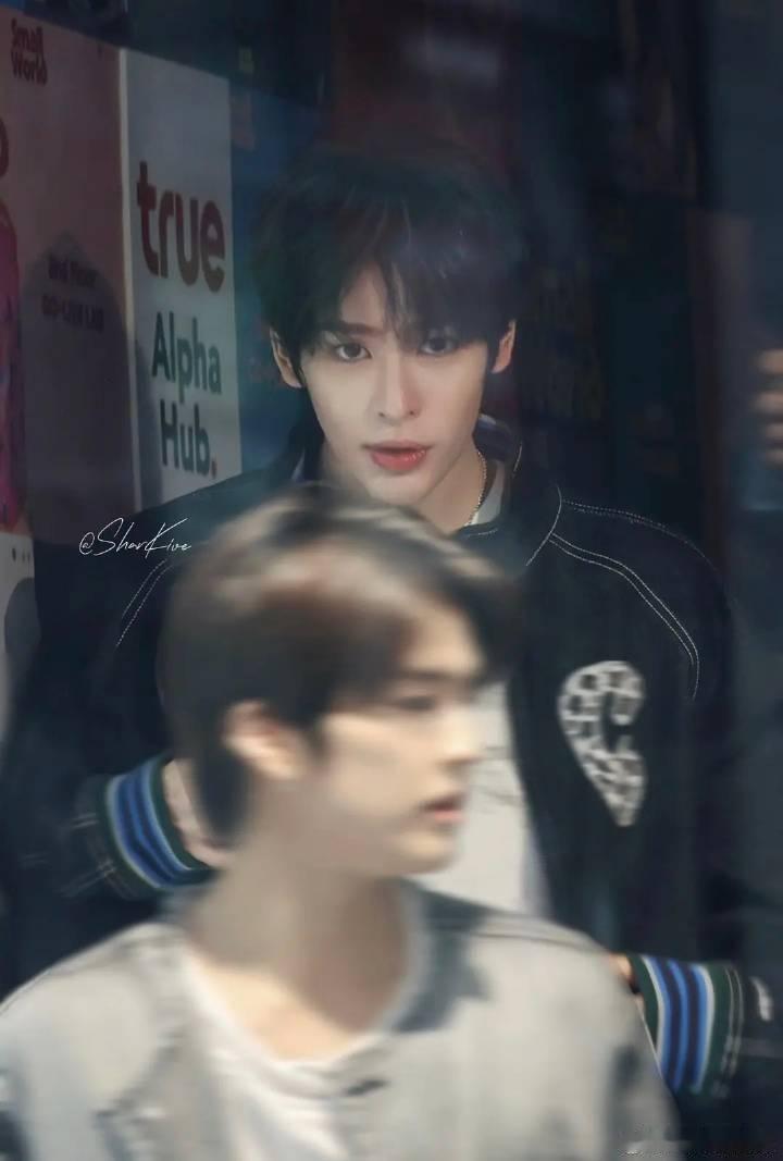 亚男kpt放这张啥意思？李松河已帅出残影……后面那只耳机 算了不说了 