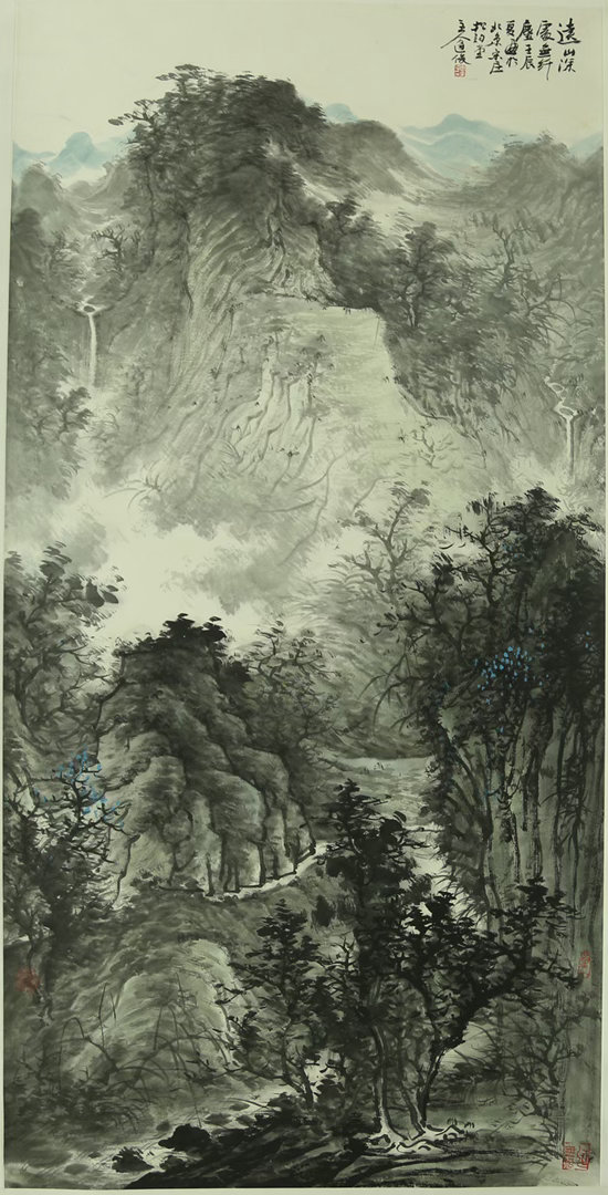 《林深见山，心远忘尘》构图以“深”破局：近景密林如墨，中景溪谷藏幽，远景山峦叠嶂
