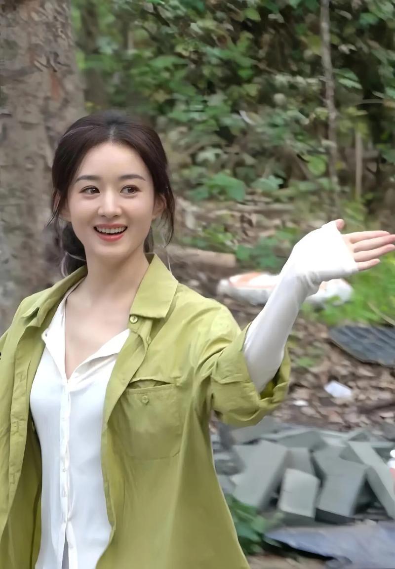 2025年3月，赵丽颖为庆《与凤行》开播一周年，首度与王伊瑶合跳酷飒舞蹈。她以短