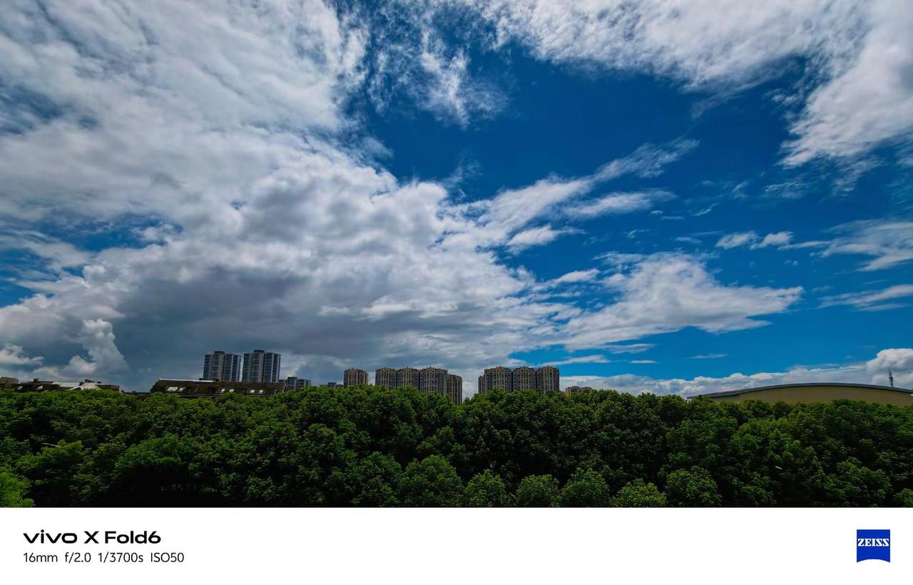 盛夏的蓝天，云朵漫过城市，风也变得轻盈☁。我的城市空镜 天空记录爱好者