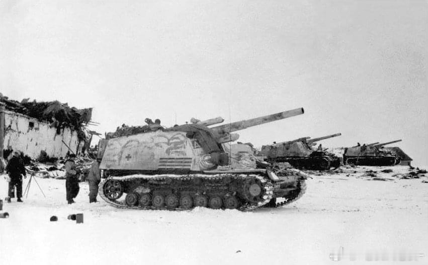 贝克重装甲团配属的150mm胡峰自行榴弹炮准备开火，摄于1944年初的东线南部战
