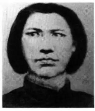 1947年！吕宝兰被捕后，变态的敌人想出了用电话机电乳头，下身插进树枝，割去乳房