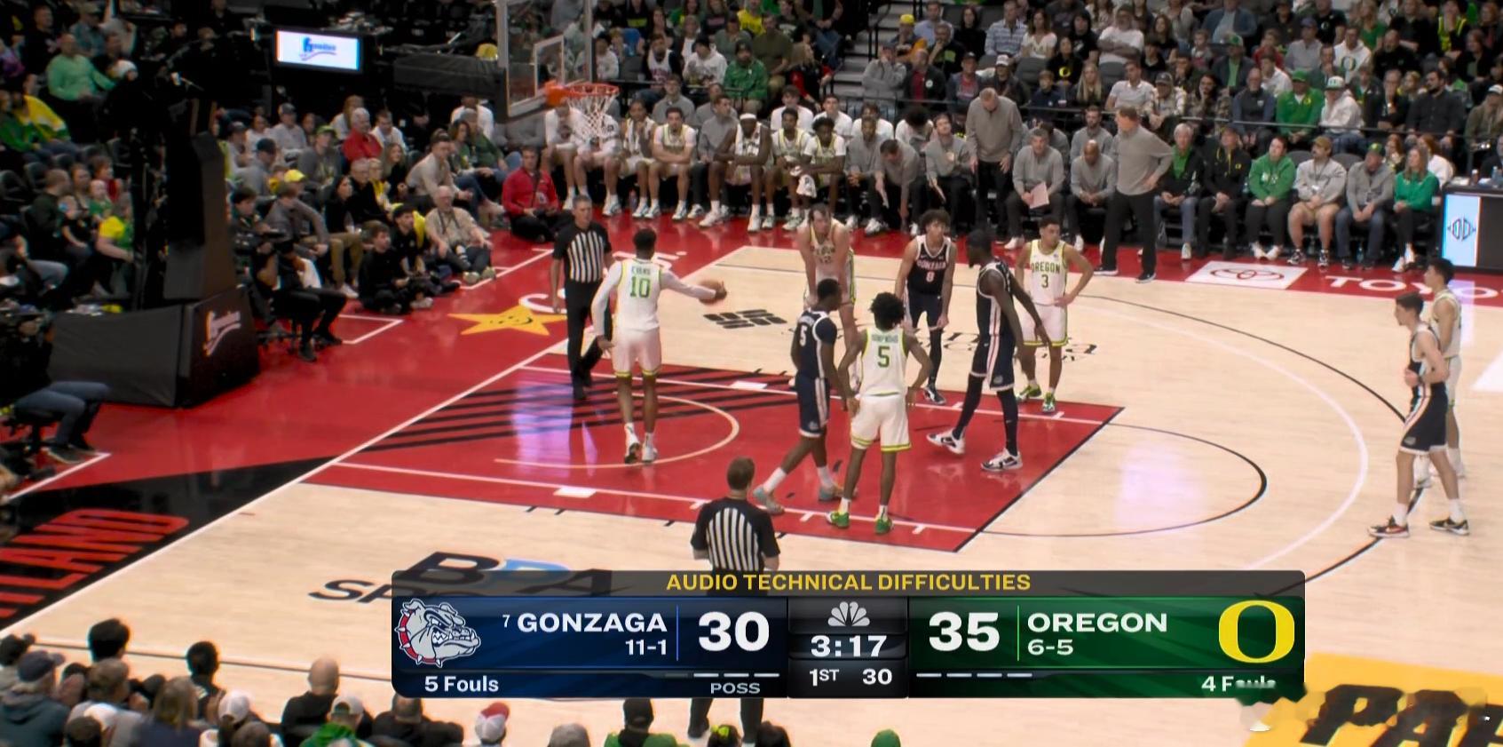 左下角这个大头是不是杨瀚森，右手边是翻译哥？ 杨瀚森今天来现场看林葳的比赛了，比