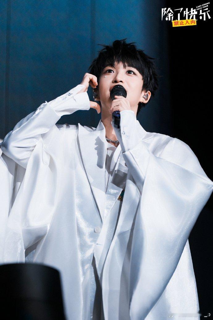 手忙脚乱拿错道具，反应快还丝滑 应援棒变话筒，这波急中生智绝了 拿错应援棒当话筒