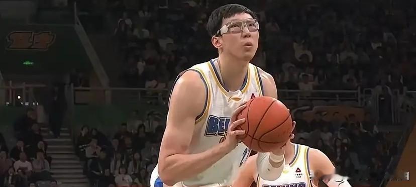 恭喜周琦！昨晚对阵吉林比赛中，创造CBA罚球两项纪录：
一是单场罚球全失记录：8