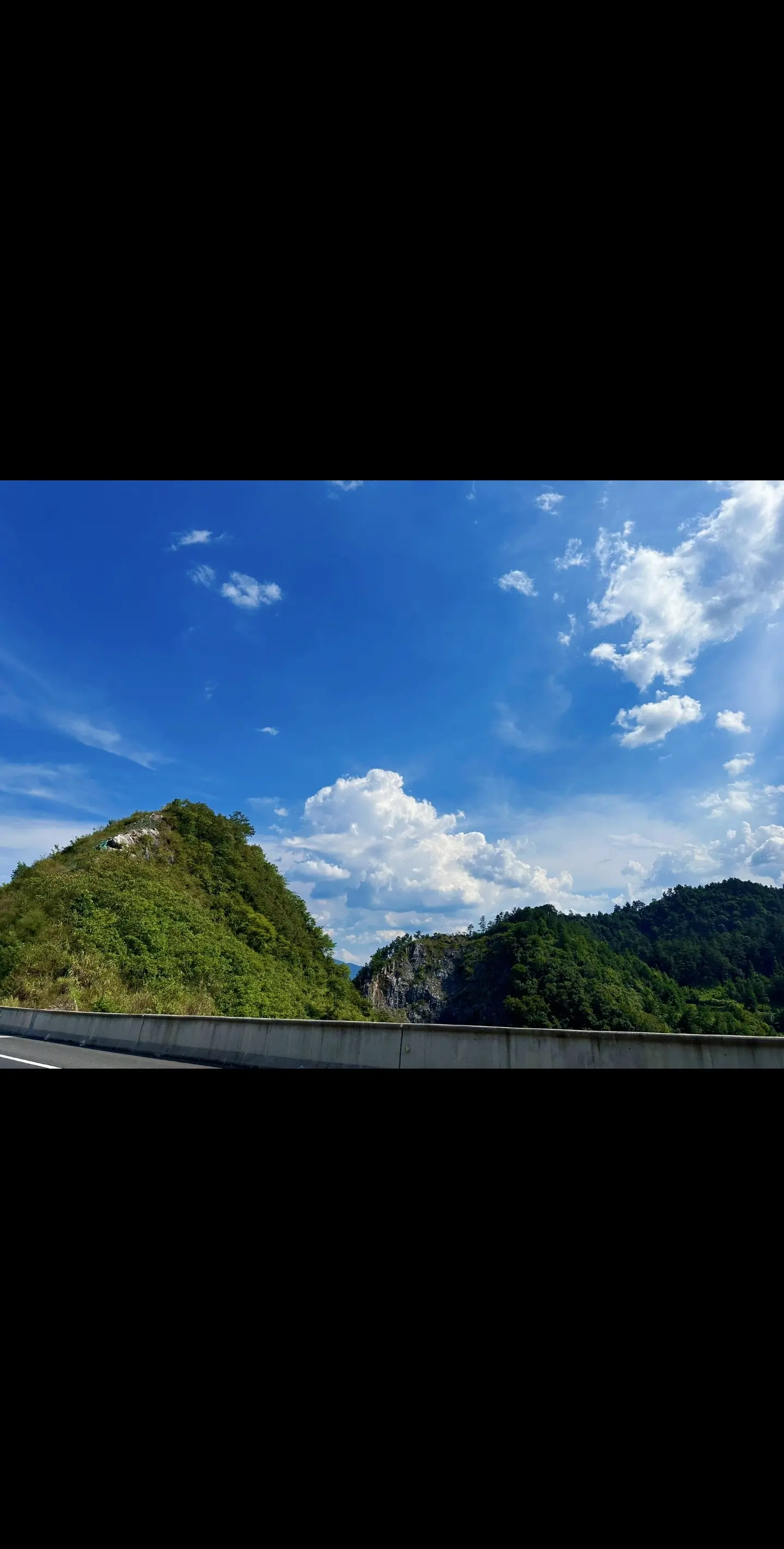 世界上有很多事情值得期待 比如去看万家灯火的千户苗寨🏮