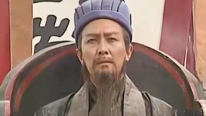 鲍国安，三国演义演的好，出神入化，恰到好处。把曹操的神韵演绎了出来。烈士暮年壮心