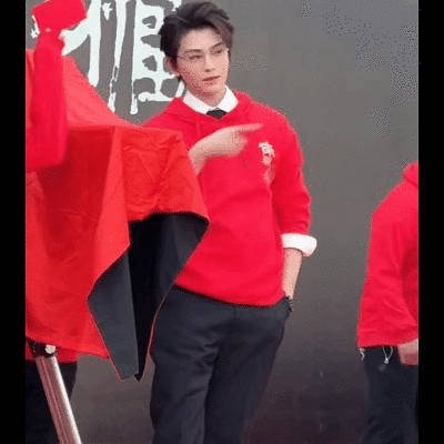 禹兮一直揉肩膀  是不是拍戏强度比较大呀，希望能照顾好自己一切顺利||丁禹兮 丁