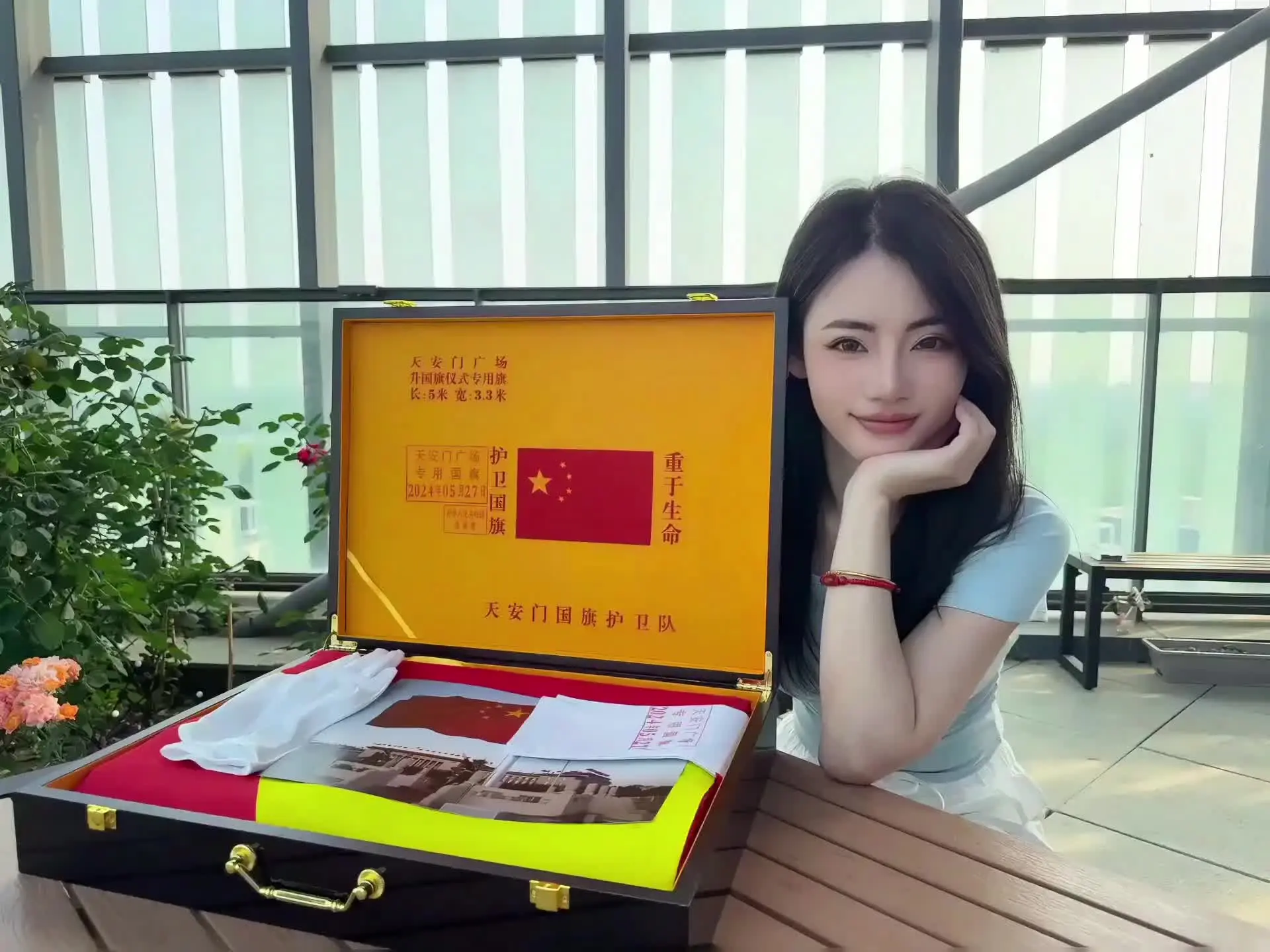 它见过凌晨四点的星光， 也见过十四亿双仰望的目光， 与国同频的生日仪式...
