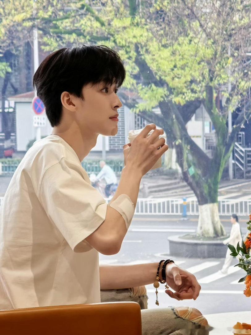 全重庆都在偶遇何洛洛何洛洛直接把重庆当成常驻打卡地了吧！山城街头到处都是路人偶遇