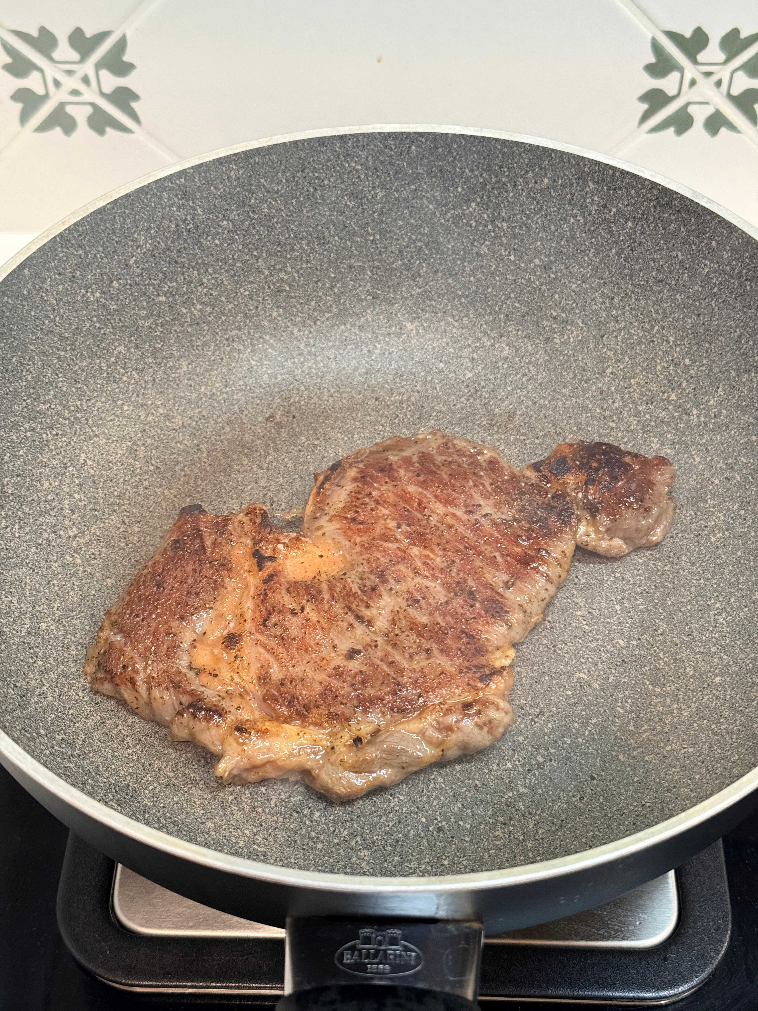 早安，早餐煎牛排给家里弄的冒烟咕咚的，这熟了没啊能不能吃？这是不是5分熟？减肥食