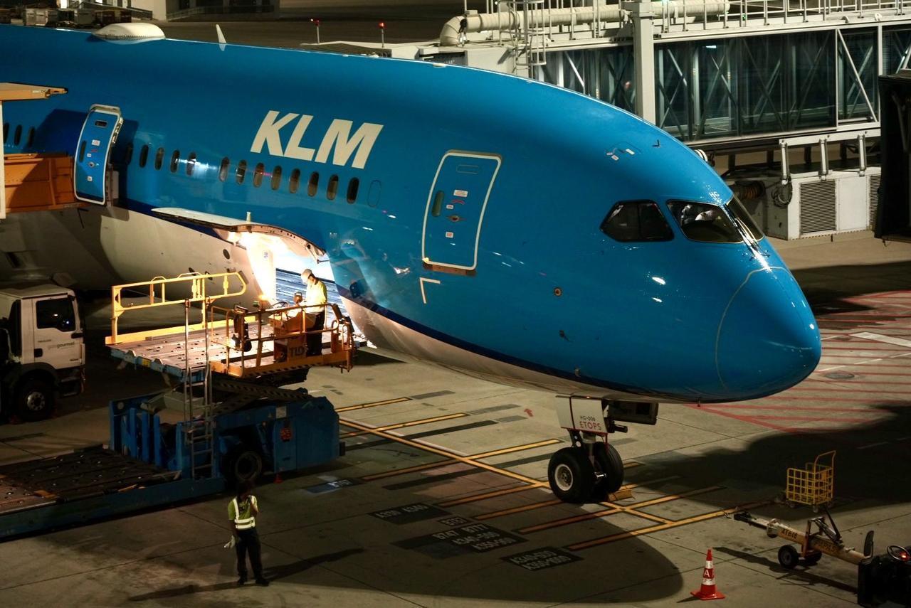 KLM的蓝色
还挺有特色，尤其是在夜间灯光下。