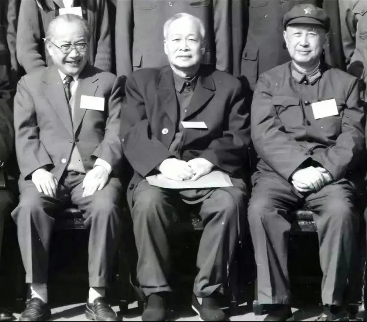 在我们周边硝烟四起的今天，中国为什么行，中国为什么能？人民群众安居乐业，经济社会
