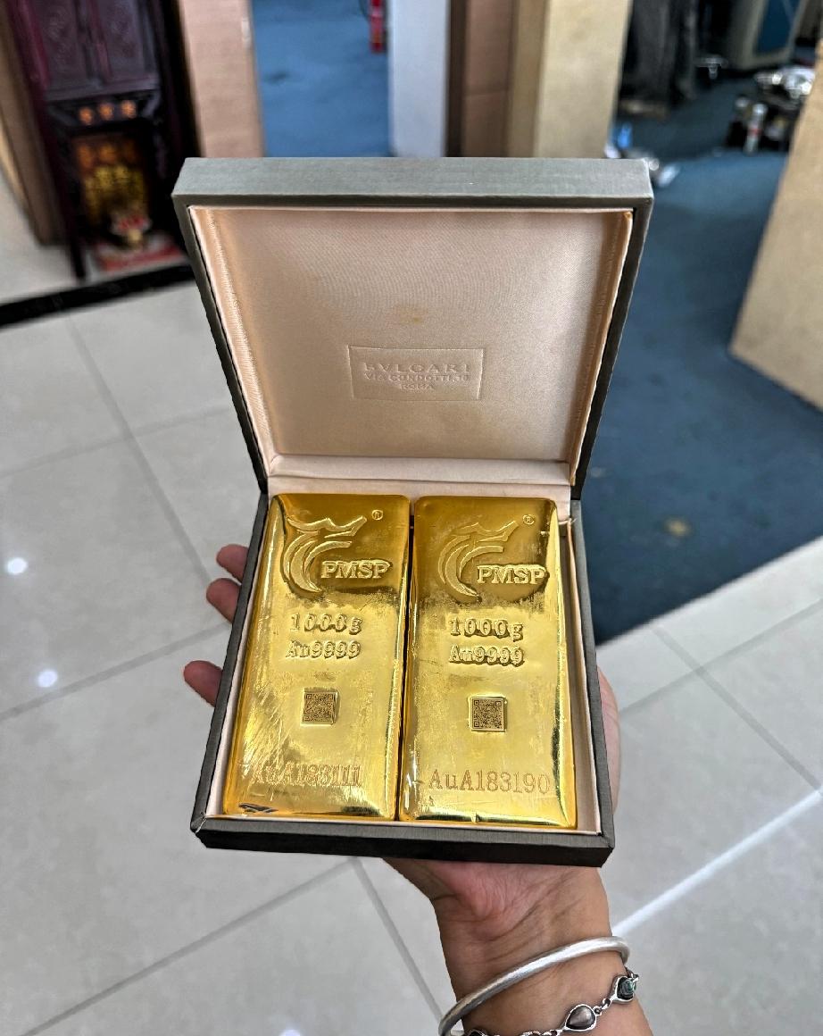 这下懵了，
昨天买黄金的估计都快哭了，
7月24日大盘金价又
回到881每克，看