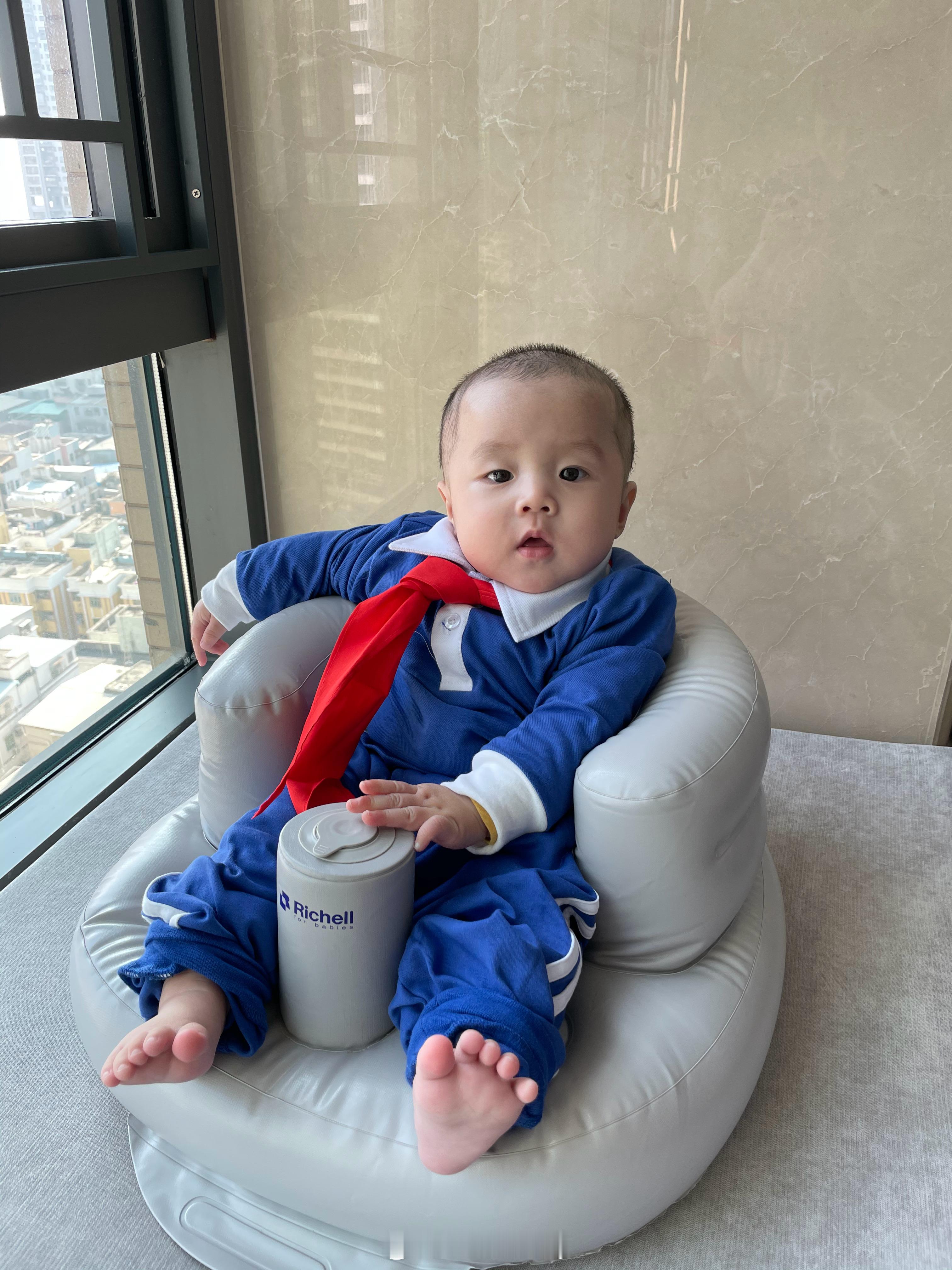 龙马上要上小学了 总感觉他还很小 怕他不能自理 怕和同学相处不好 怕午托饭吃不好