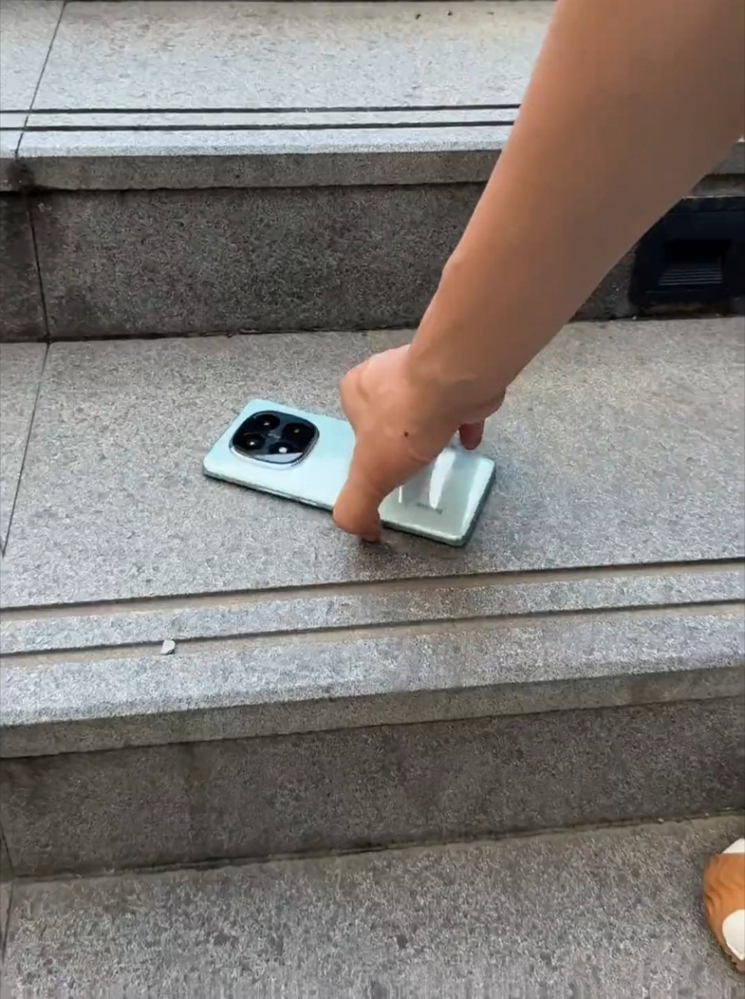 王腾在小米园区捡了一部手机，看看是谁的 ​​​