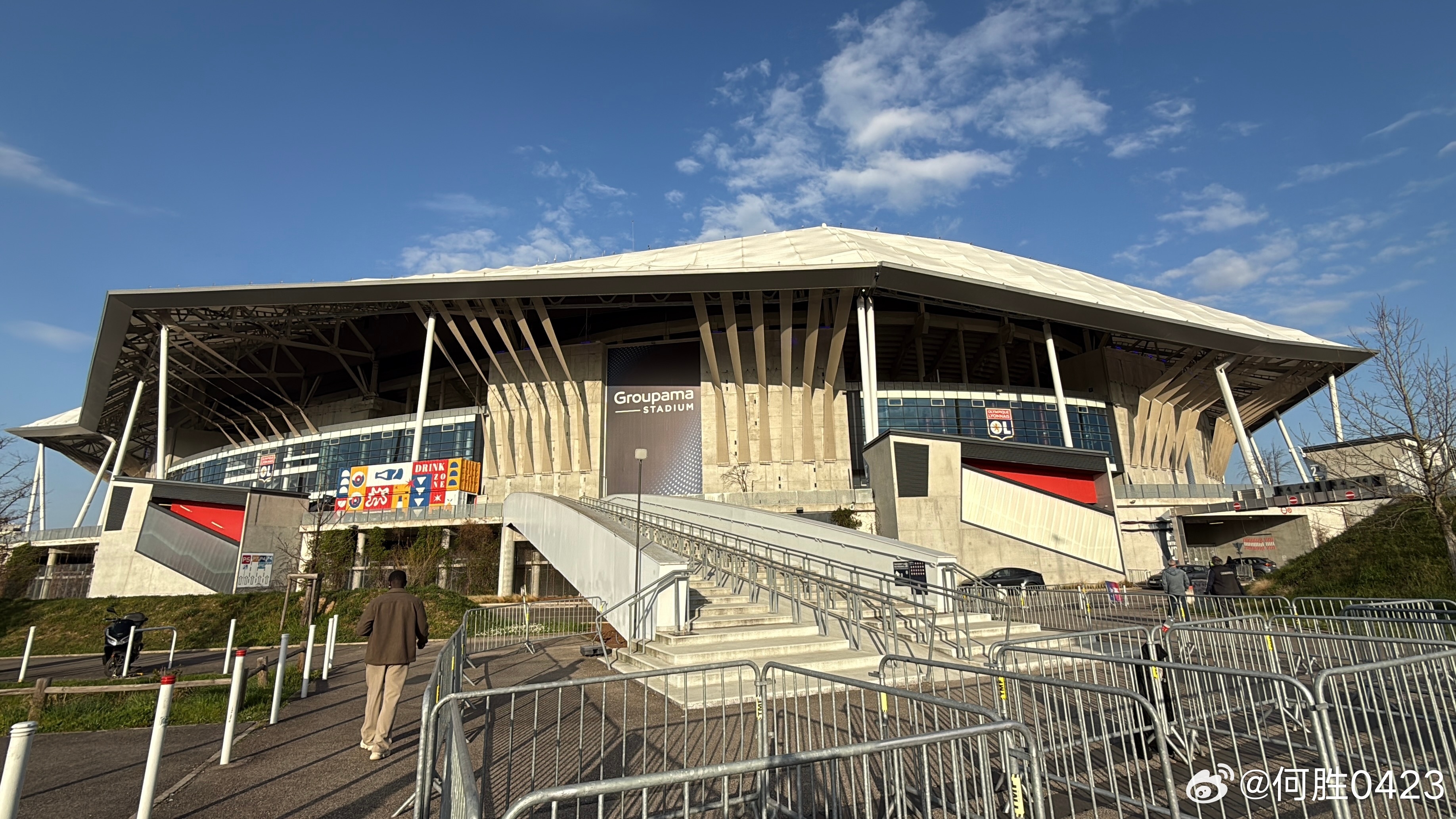 里昂主场—安盟体育场，法国第三大球场，欧足联五星球场，2016年初完工，承办了2