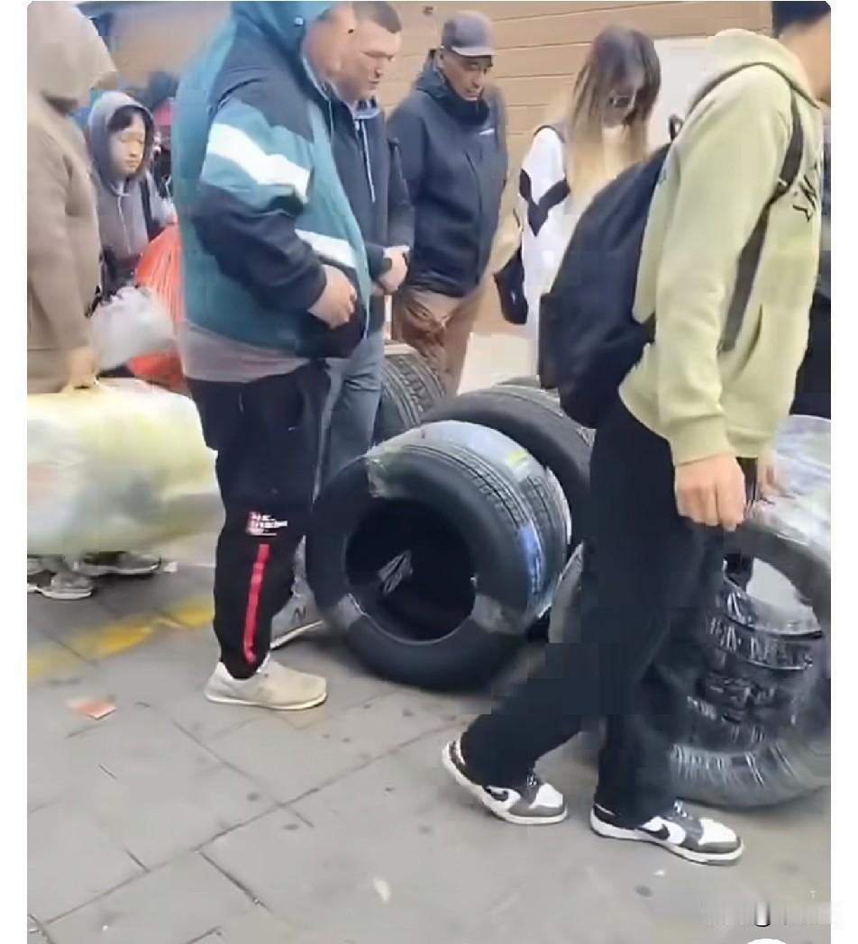 太有意思了，新疆霍尔果斯口岸，哈萨克人又来滚轮胎了，原来，哈萨克斯坦轮胎90%以