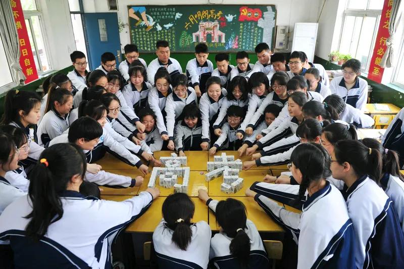 历史绵长故事鲜
沧桑岁月过流年
今昔最痛皆更替
文硕就业遇辛艰[奖杯][赞]