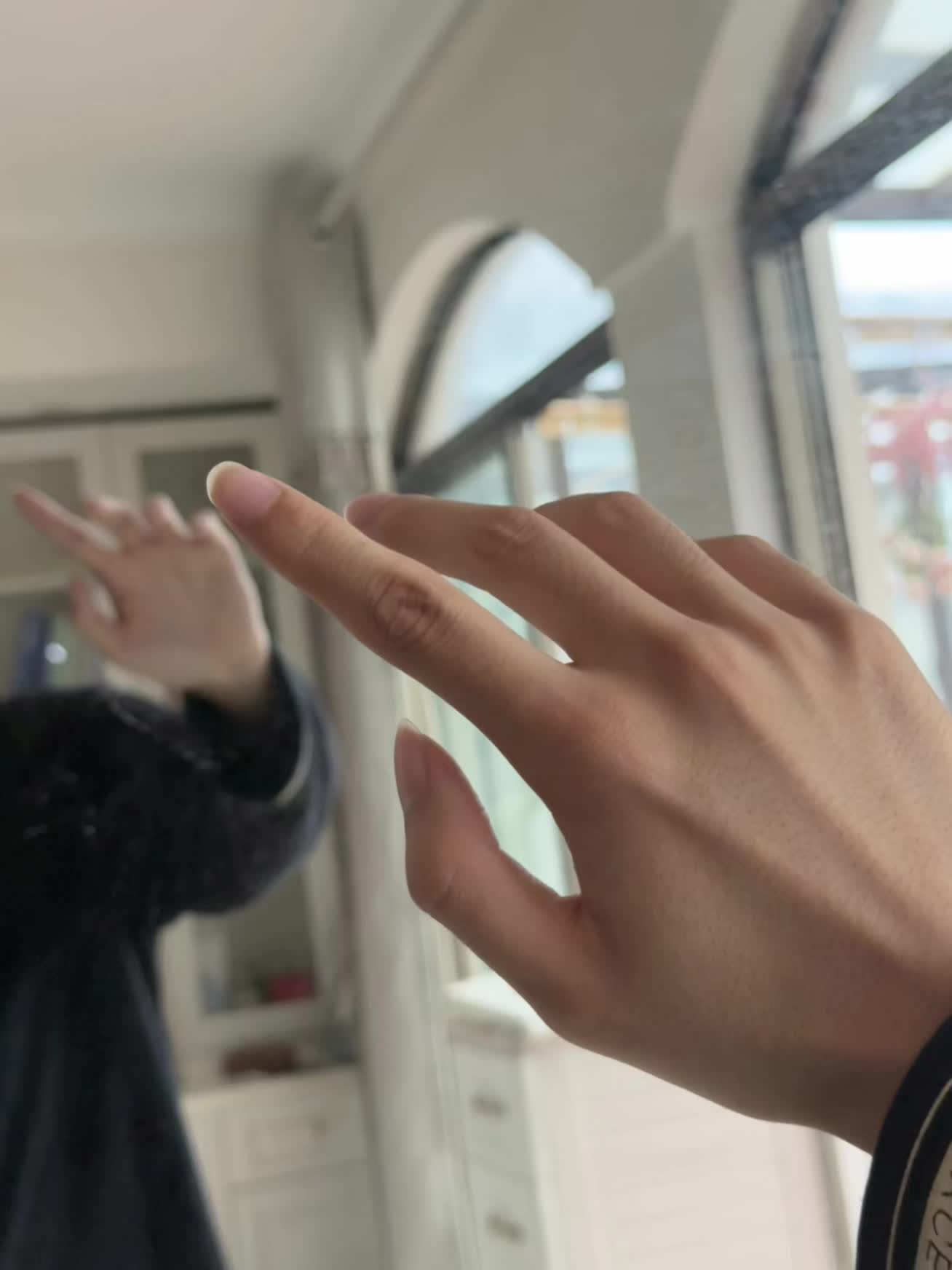 “指节间不经意间生出瘦金体的风骨，劲健有力，似竹之韧，若刃之锋。”