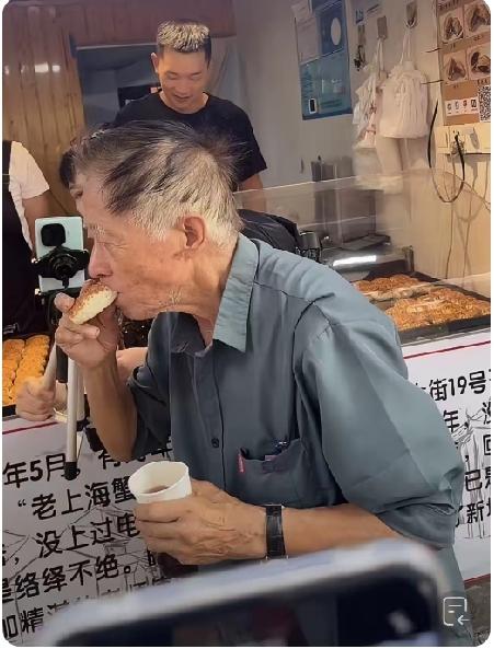 上海建工爷叔越来越“红”了，不仅仅在广东路、鲁迅公园一带活动了，昨天随几十个跟拍