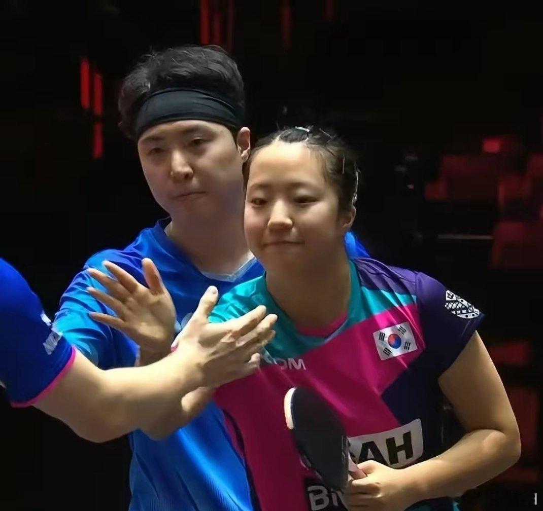 WTT新加坡大满贯赛事2月26日午后赛场，韩国乒乓一姐申裕斌双线出战，接连拿下女
