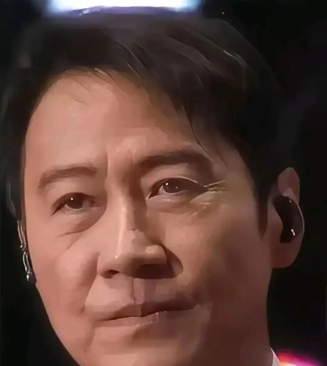 红馆的灯一亮，万人合唱《今夜你会不会来》。
黎明的发际线？
后移了。
脸？
松了