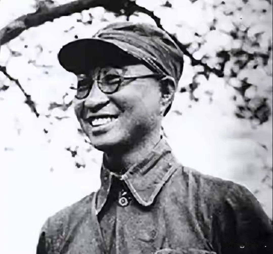 1985年，拄拐老农闯军委大门，掏出几张银元惊呆众人！三十余年一诺太动人
 
1