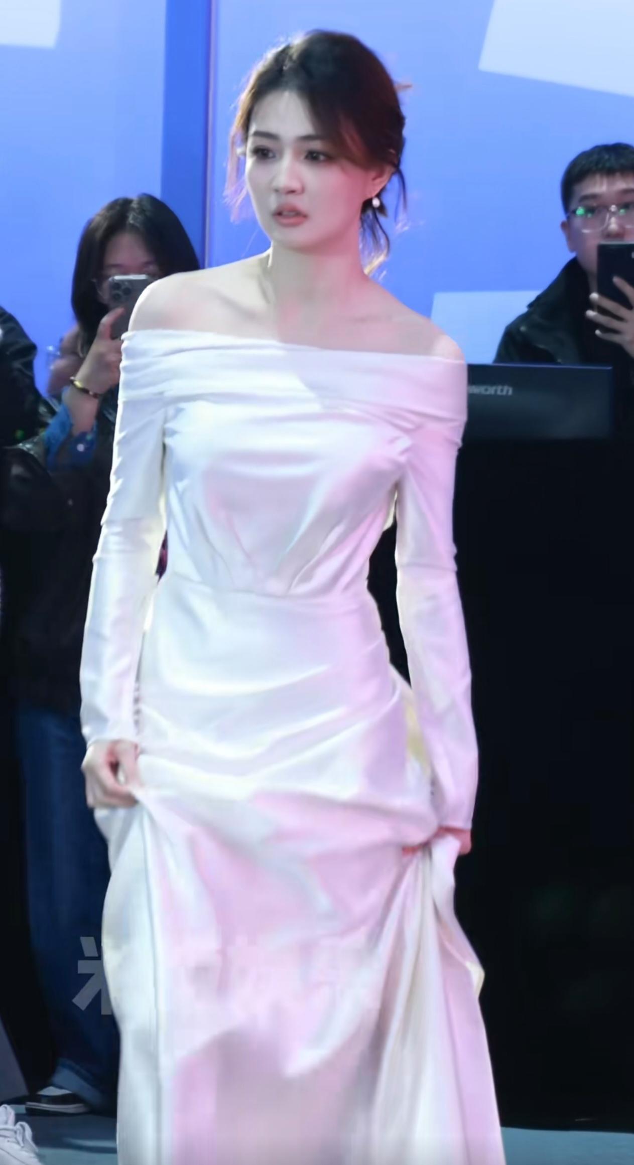 徐璐：
       当年《甄嬛传》里的玉娆一眼惊艳，如今这身白裙更是美到发光！