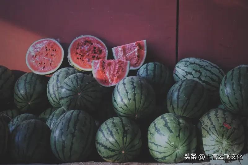 晒图笔记大赛小时候都是抱着半个西瓜，拿个勺子挖着吃，吃完然后给西瓜皮刻个人脸什么