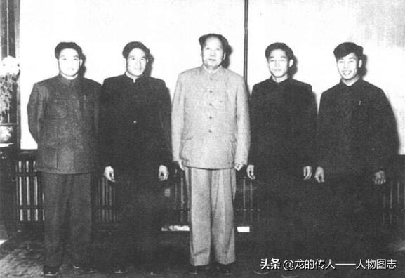 1956年，毛泽东与张和吉(左2)等合影。