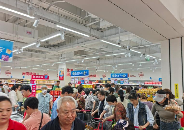 盒马放着市中心不选
偏扎进回龙观？
85万人口+低租金的王炸组合
北京折扣超市一