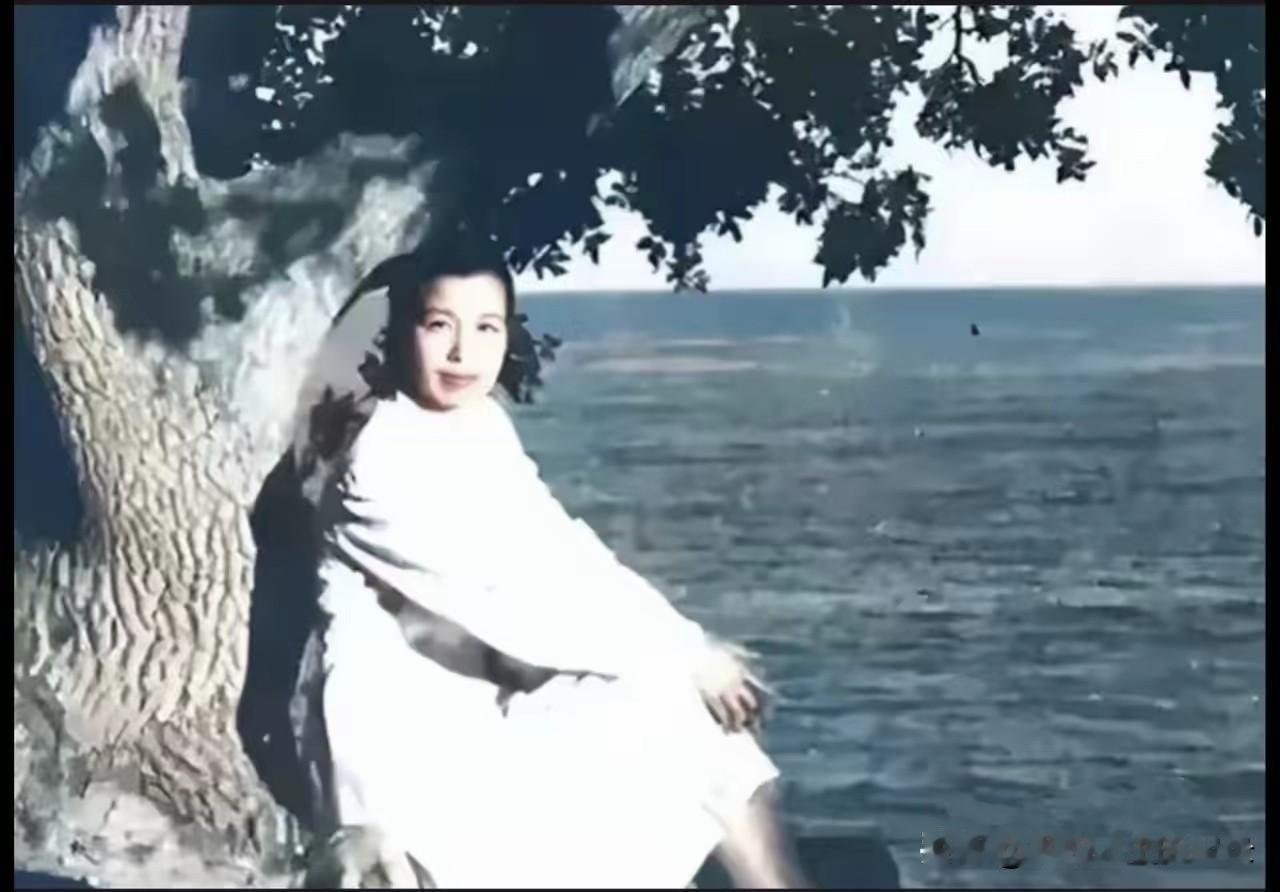 1953年，39岁在苏联养病的毛主席夫人在黑海边的照片。