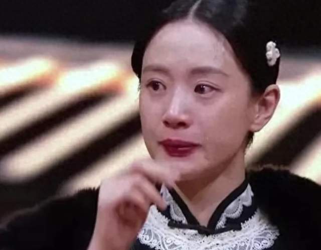 被一颗苹果毁了的她，今天才看得开见月明！
