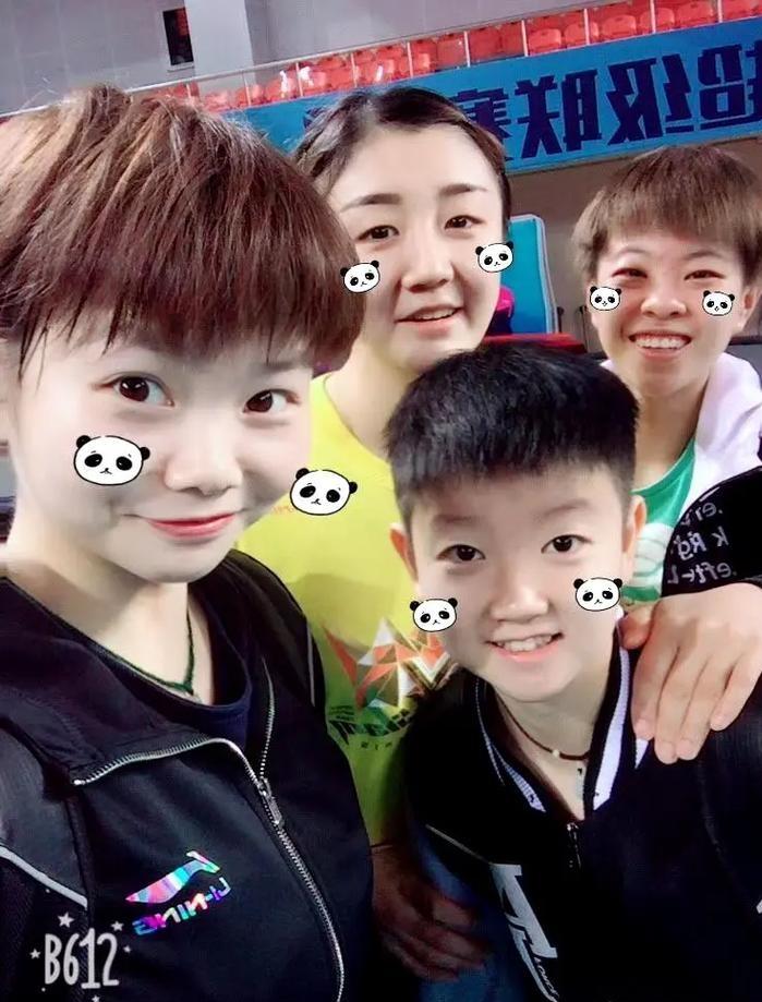 四位女乒球员B612的同框萌照：

孙颖莎短发利落，凤眸流眄；陈梦龙眉凤目，怡颜