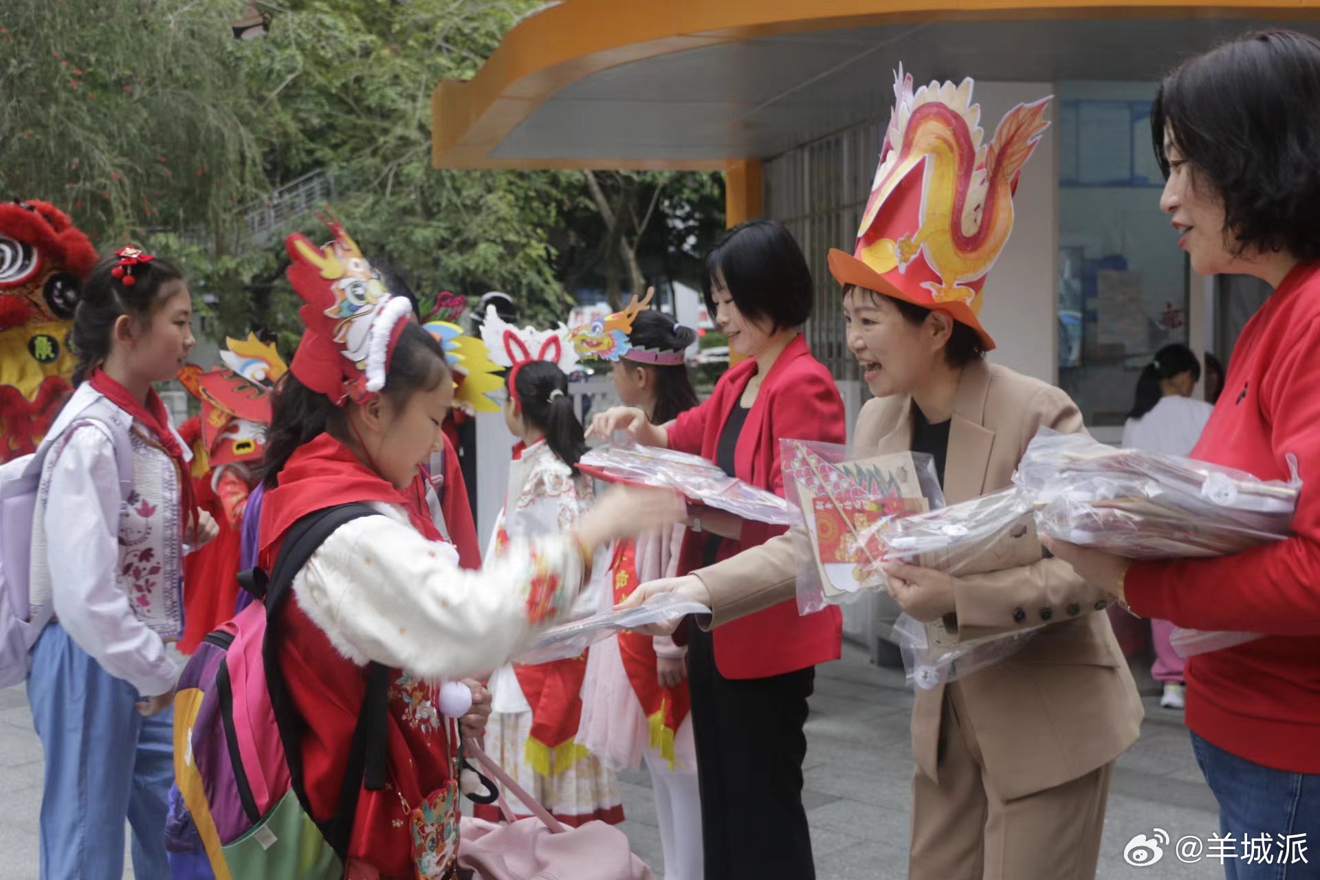 【舞龙同歌声交错，广府与国际交融——广州市中小学生这样花式迎开学】2月20日，广
