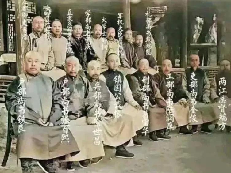 清末清廷重臣的大合照

照片中，个个都是手握重权的大人物，就连直隶总督袁世凯也只