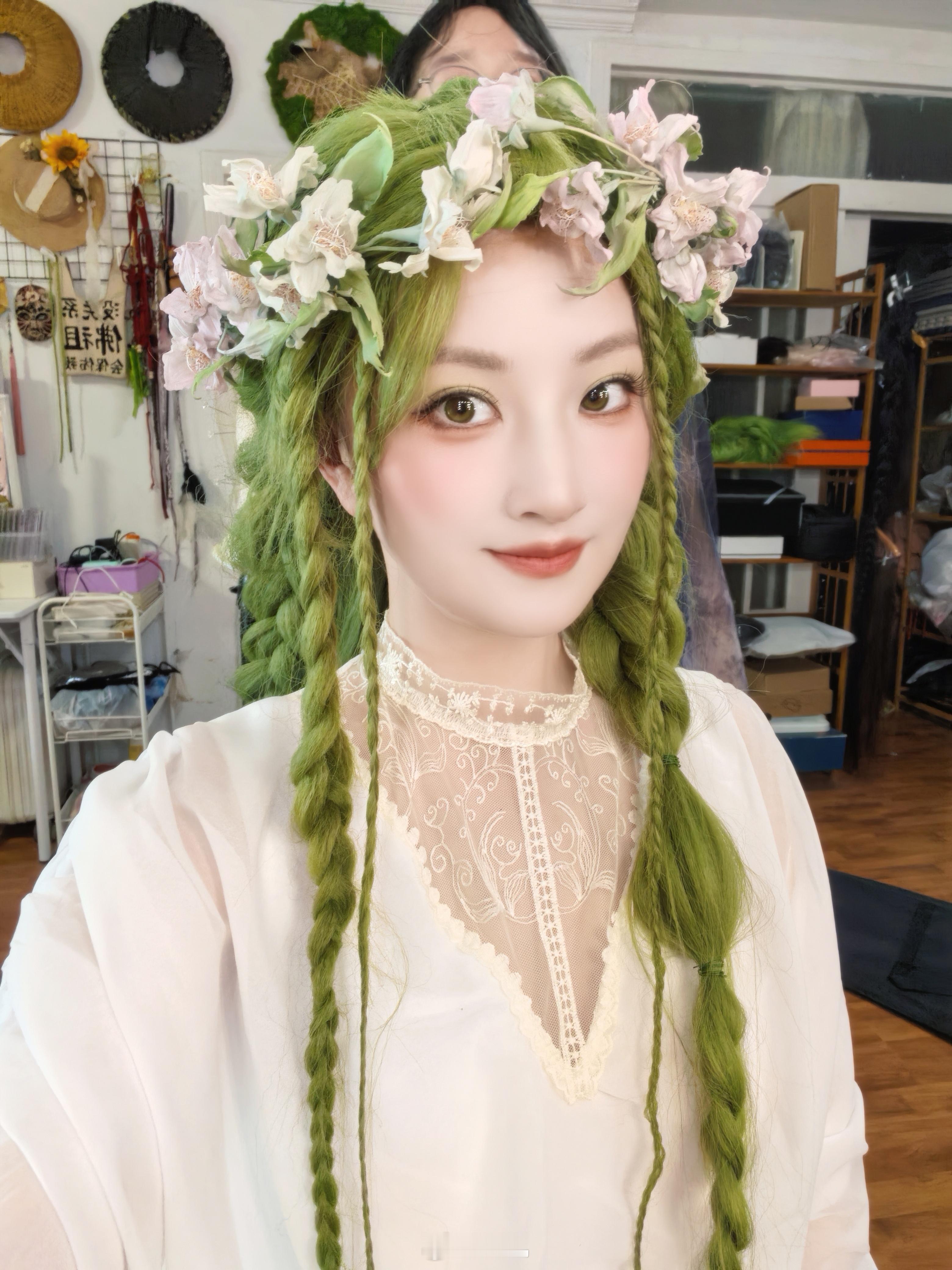 最近沉迷各种彩色的毛浅试了两个绿色系假毛之后，突然又想把这玩意儿染成蓝的了。 