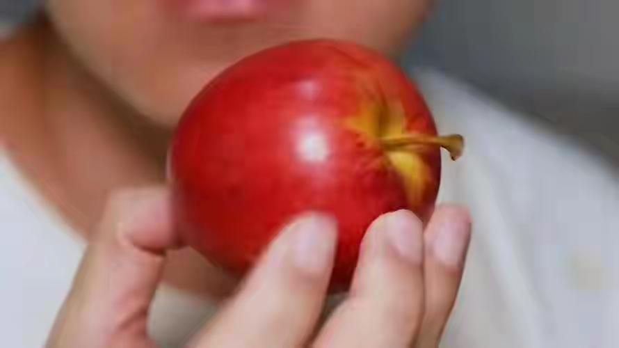 你有睡前吃苹果的习惯吗？医生指出：睡前吃苹果，4个好处明显

你有睡前吃苹果的习