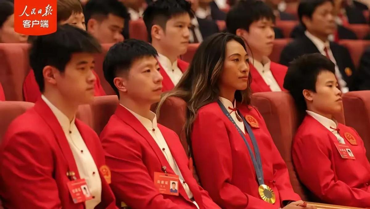 奥运健儿们的荣誉感总是让人敬佩不已。近日，一张奥运健儿表彰大会的合影照片在网上引