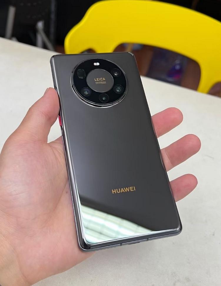 跟一位女性朋友出去吃饭，她打算把她的华为Mate40 Pro+换了
问她换什么她