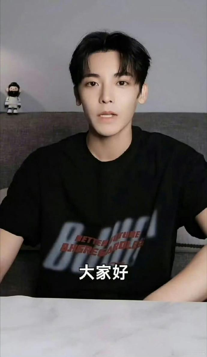 侯明昊孔雪儿辟谣恋情 8日，网曝侯明昊孔雪儿恋情，称两人偷偷恋爱三年多，孔雪儿发