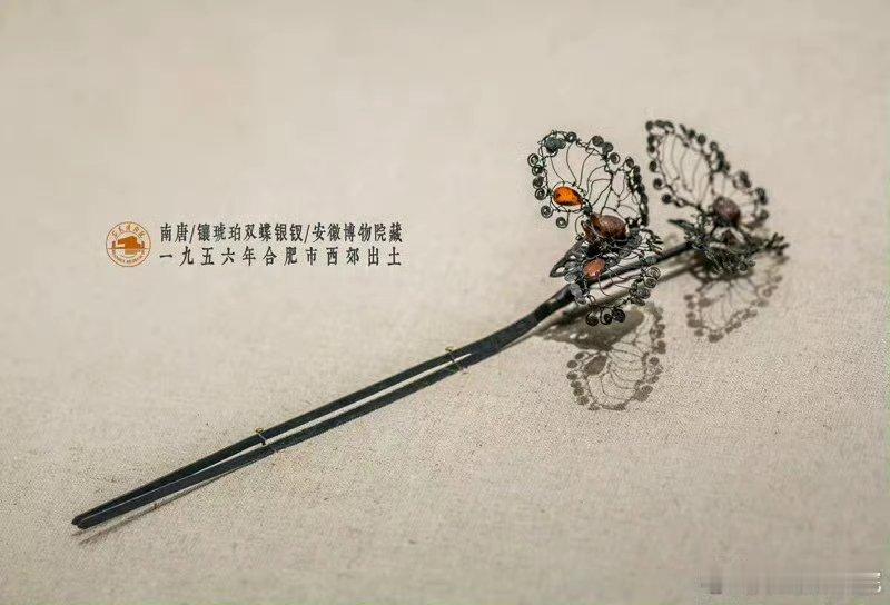 设计|双蝶“翠钗金作股，钗上蝶双舞。”有两件双蝴蝶让人印象深刻，一件是安徽博物院