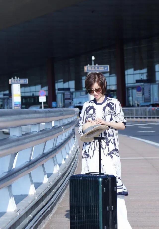 刘敏涛短发也太洋气了吧！
蓝白印花长款衬衫+白阔腿裤
松弛又时髦，显瘦又显高
一